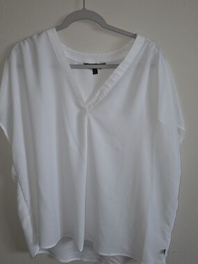 Banana Republic White V-Neck Short-Sleeve Blouse